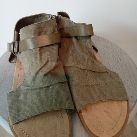 Blowfish Shoes - Blowfish Olive Green Size 11 Sandals